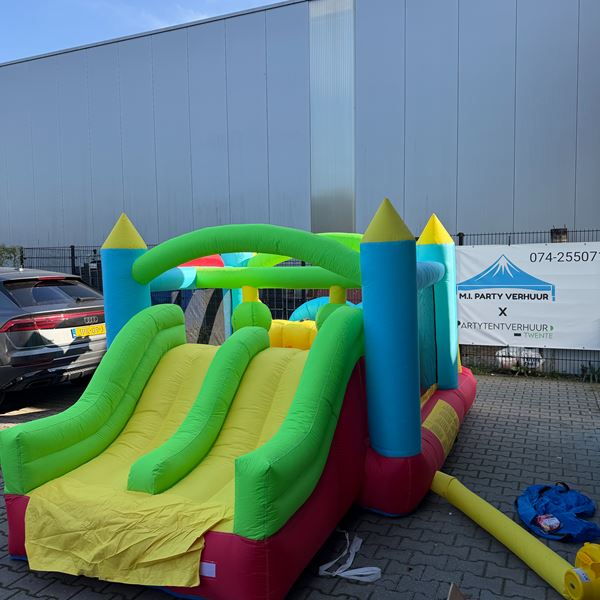 Groot opblaasbaar springkussen